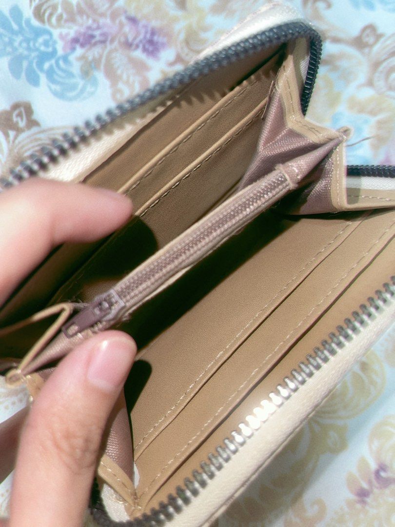 Michael Kors MK Cream Monogram Wallet (Category: Wallets & Card holders) located in Dagupan City. Submitted by _jxllyz (Listing ID 1458440434, Image 3). Description: Condition: 9/10 High quality only •Clean interior and exterior, no marks or stains •Has zipper closure on the outside, with 4 card slots and small coin compartment at the center.