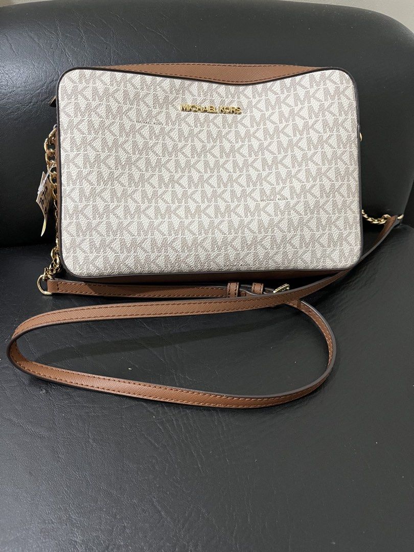 Michael Kors Sling Bag (Category: Luxury Bags & Wallets) located in Gapan. Submitted by anitsirc19 (Listing ID 1458415232, Image 2). Description: • ORIGINAL MK • FROM US • Dimensions: 18cm (H) x 25cm (L) x 5xm (W) Plus SF.