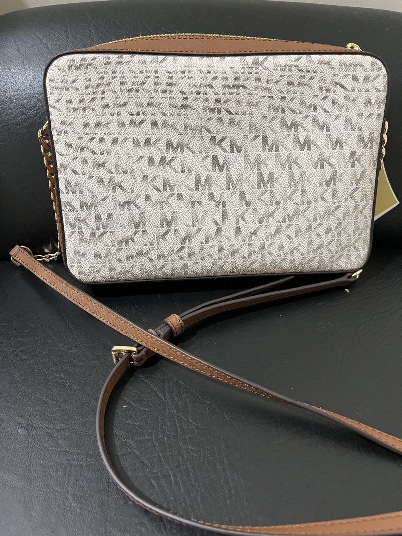 Michael Kors Sling Bag (Category: Luxury Bags & Wallets) located in Gapan. Submitted by anitsirc19 (Listing ID 1458415232, Image 3). Description: • ORIGINAL MK • FROM US • Dimensions: 18cm (H) x 25cm (L) x 5xm (W) Plus SF.