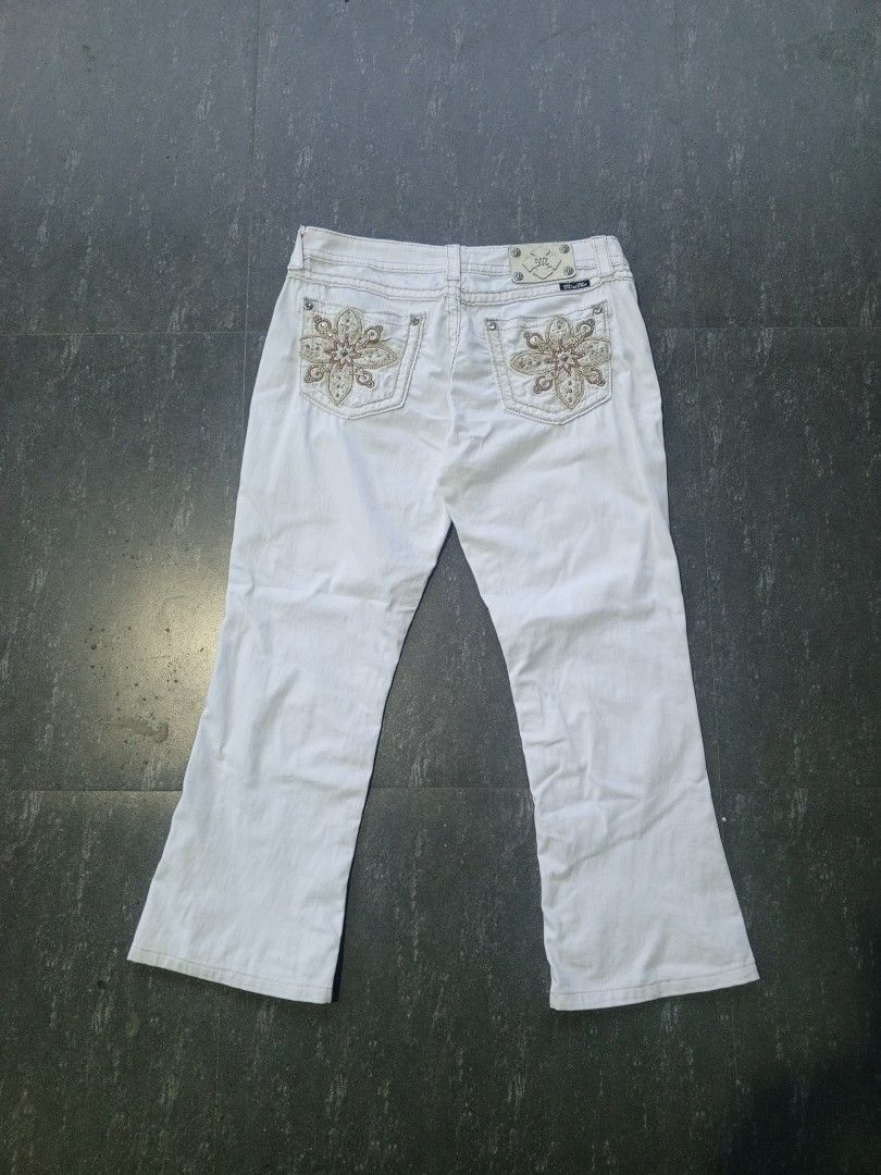 Miss Me Jeans (Category: Jeans) located in Alburquerque. Submitted by nixthrift (Listing ID 1458455404, Image 1). Description: waist 32 length 40 no issue ‼️ as new condition 👌.