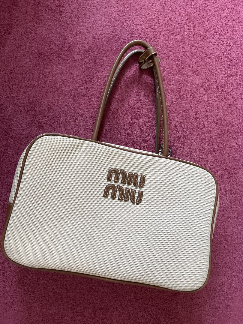 Miu miu 帆布袋 （分類：單肩包）位於 Hong Kong。 由 safestorm_fa4be9 提交（商品編號 1458368399，圖片 1）。簡介： 如圖 有正常使用痕跡 只sf 無單無塵袋淨袋。