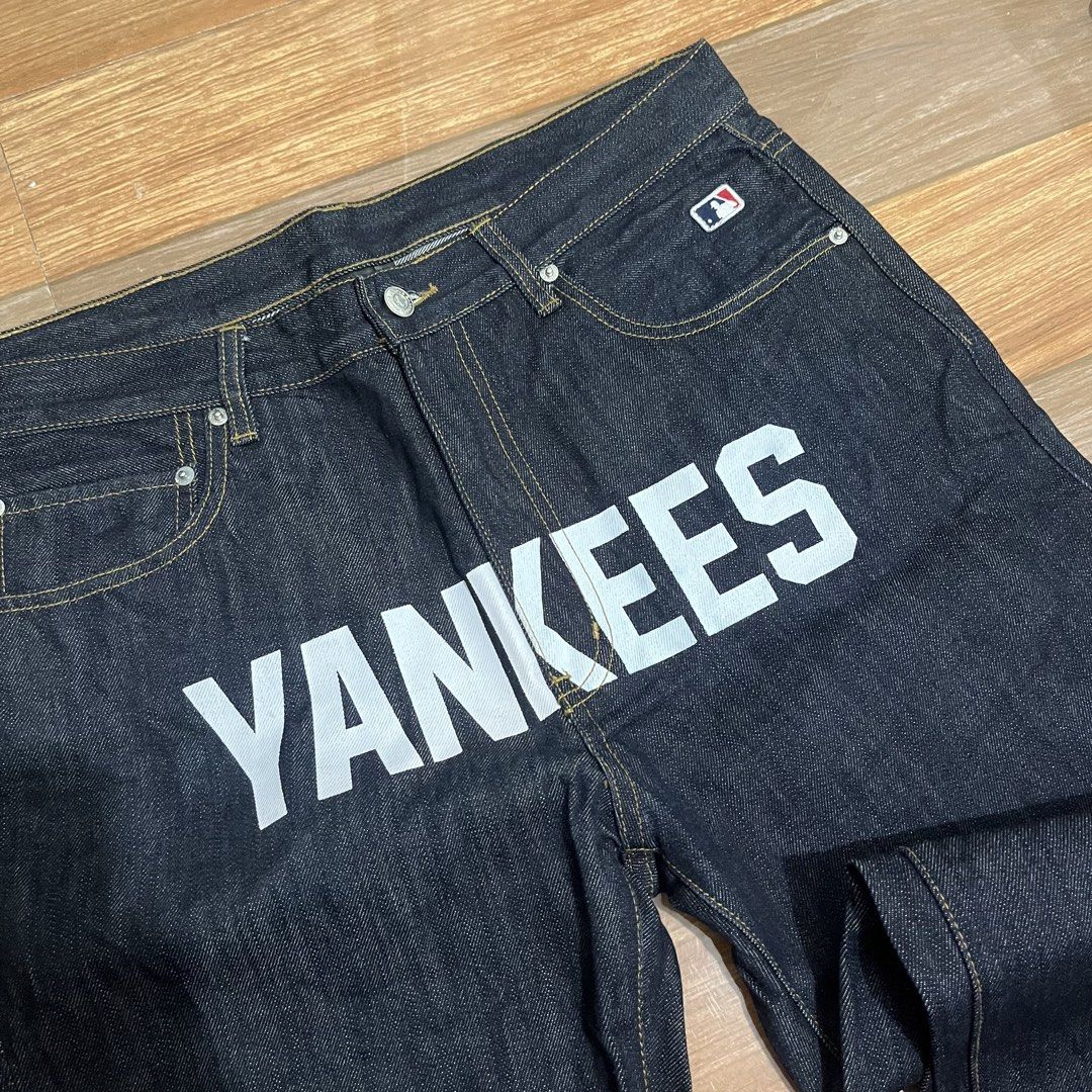 MLB Yankees Jeans for Men (Category: Jeans) located in Santo Domingo. Submitted by ylocos_finds (Listing ID 1458442506, Image 2). Description: Mlb Yankees pants for men. No issue like new. Size Xl on tag. Dimes Waist 34 Length 41 in inches.