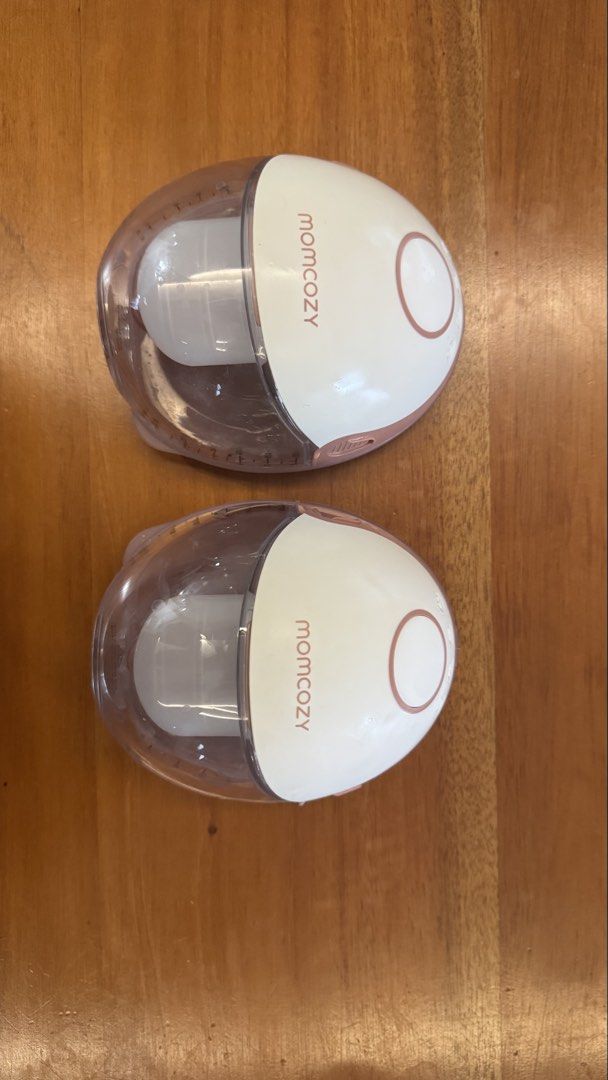 MOMCOZY M6 wearable pump (Category: Breastfeeding & Bottle Feeding) located in Cavite. Submitted by paty31 (Listing ID 1458335287, Image 3). Description: RFS: not pumping anymore Comes with charger and 19mm insert Can give free nice breastfeeding cover 🤩.