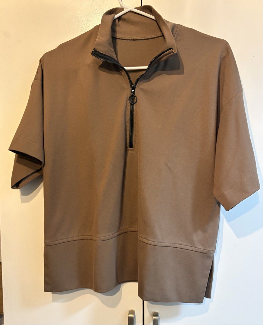 Mosaic PH Marina Front Zip (Category: Blouses) located in Manila. Submitted by cluttering2020 (Listing ID 1458343257, Image 1). Description: this is new. used only once RFS: Slight bigger on me. I am on large frame size. The top is free size can fit up to Xl.