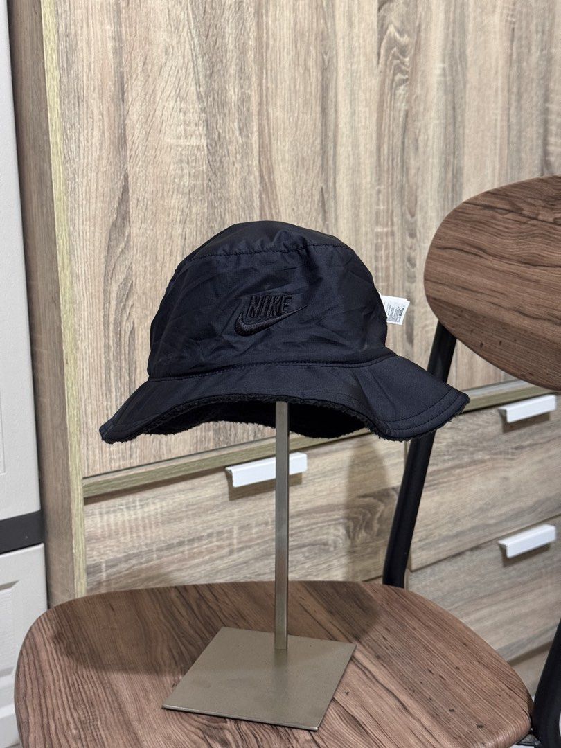 Nike - reversible sherpa bucket hat (Category: Activewear) located in Cabuyao City. Submitted by _streetflavor (Listing ID 1458315672, Image 2). Description: Nike - reversible sherpa bucket hat Excellent Size: small - medium -799 pesos Dm.