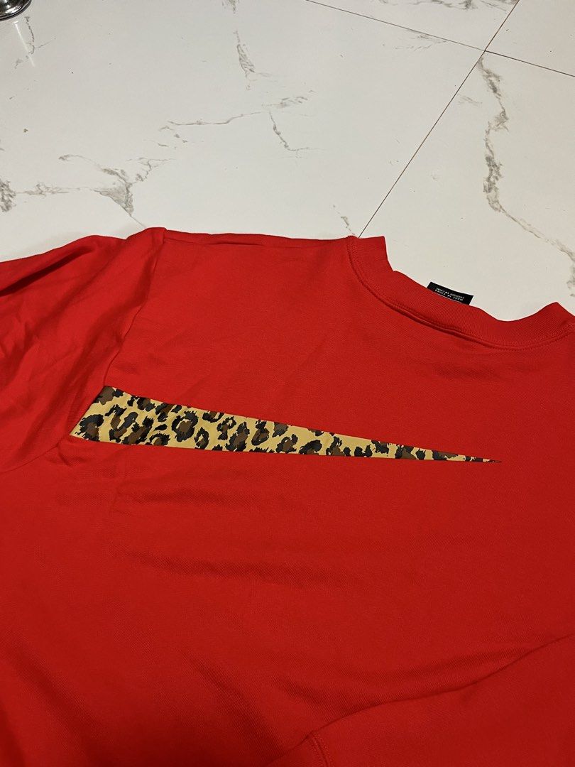 Nike big swoosh leopard (Category: Coats, Jackets and Outerwear) located in Tacloban City. Submitted by cobe_finds (Listing ID 1458408988, Image 3). Description: Boxy type large leopard-print wraparound Swoosh logo on the front Dimes:22x25 As new Excellent condition Size small on tag Fit to large women Tacloban city📍.
