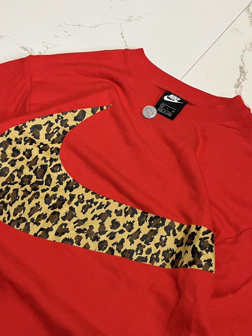Nike big swoosh leopard (Category: Coats, Jackets and Outerwear) located in Tacloban City. Submitted by cobe_finds (Listing ID 1458408988, Image 2). Description: Boxy type large leopard-print wraparound Swoosh logo on the front Dimes:22x25 As new Excellent condition Size small on tag Fit to large women Tacloban city📍.