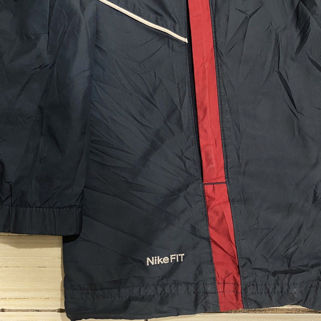 Nike Fit Storm Jacket XL Navy Red (Category: Coats, Jackets and Outerwear) located in Imus. Submitted by la.wigginss0 (Listing ID 1458456021, Image 2). Description: - Navy blue Nike Fit Storm jacket - Size XL - Red accents on front and collar - Mesh lining inside - Ideal for workouts or casual wear - Made in China.