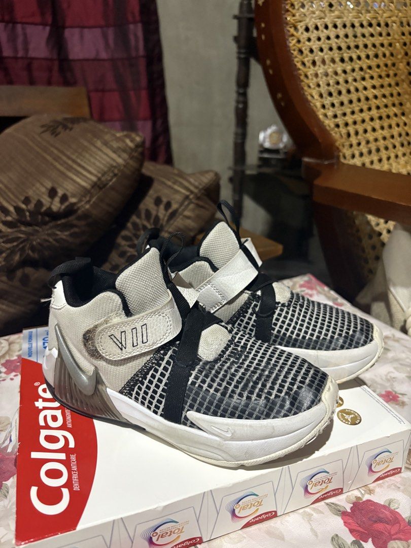 Nike LeBron Witness 7 (Category: Shoe inserts & accessories) located in Norzagaray. Submitted by laurainees93109 (Listing ID 1458391247, Image 1). Description: Nike LeBron Witness 7 — White/Black Model: Nike LeBron Witness 7 Colorway: White / Black / Black / Metallic Silver Style code: DQ8650-100 Category: Big Kids / GS Basketball Shoes.