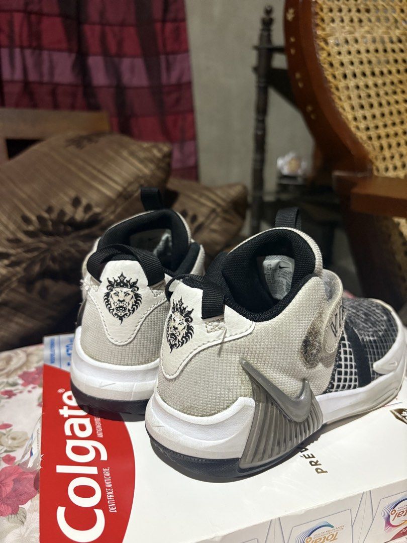 Nike LeBron Witness 7 (Category: Shoe inserts & accessories) located in Norzagaray. Submitted by laurainees93109 (Listing ID 1458391247, Image 2). Description: Nike LeBron Witness 7 — White/Black Model: Nike LeBron Witness 7 Colorway: White / Black / Black / Metallic Silver Style code: DQ8650-100 Category: Big Kids / GS Basketball Shoes.