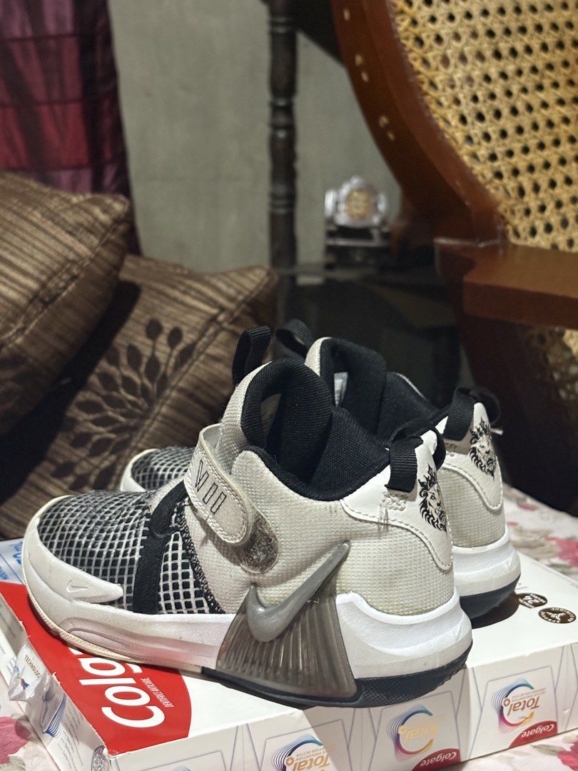 Nike LeBron Witness 7 (Category: Shoe inserts & accessories) located in Norzagaray. Submitted by laurainees93109 (Listing ID 1458391247, Image 3). Description: Nike LeBron Witness 7 — White/Black Model: Nike LeBron Witness 7 Colorway: White / Black / Black / Metallic Silver Style code: DQ8650-100 Category: Big Kids / GS Basketball Shoes.