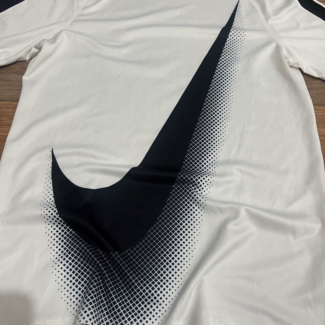 Nike Shirt for Men (Category: Activewear) located in Santo Domingo. Submitted by ylocos_finds (Listing ID 1458437511, Image 2). Description: Nike shirt for men, issue faded tag. Dime Length 26.5 Width 17 in inches. .