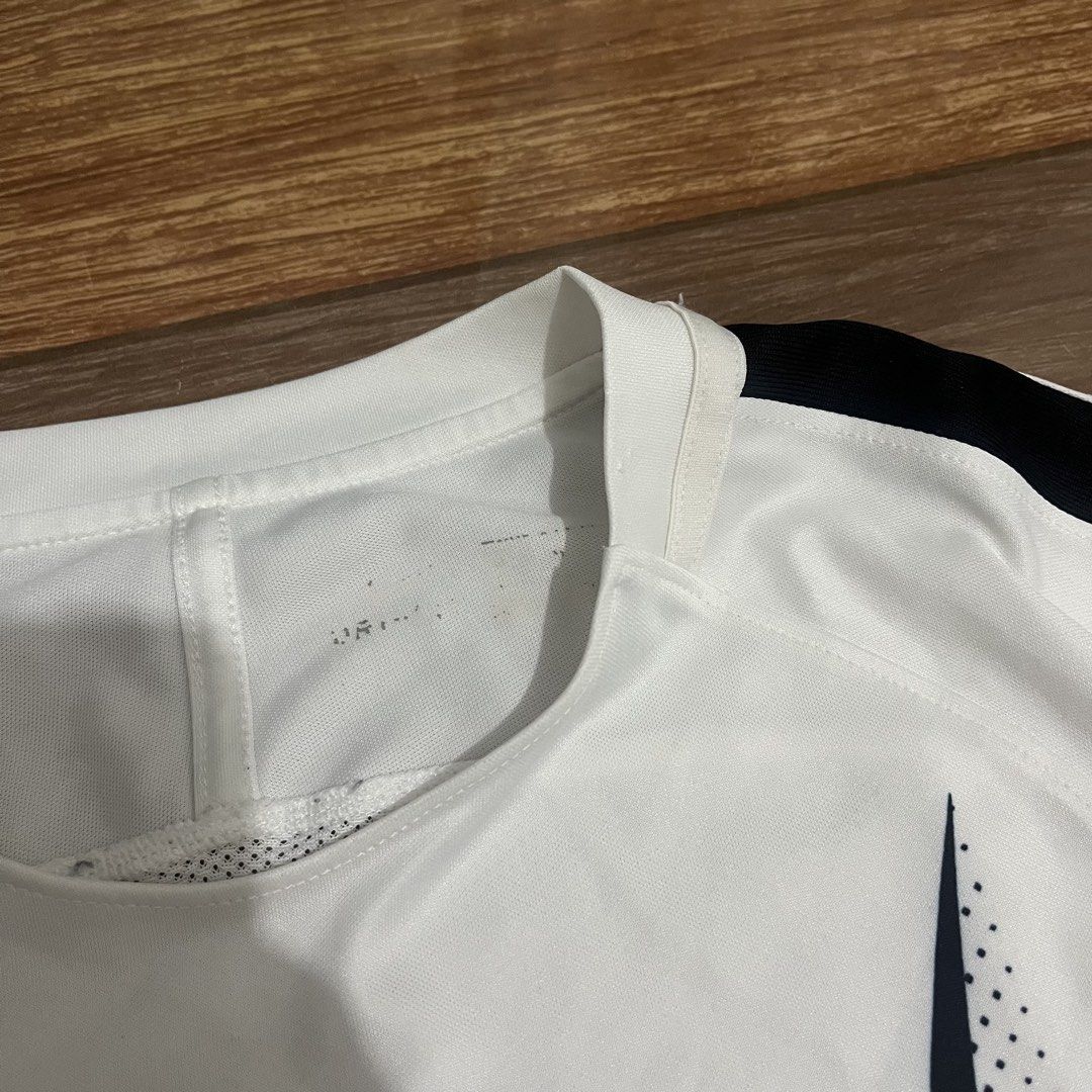Nike Shirt for Men (Category: Activewear) located in Santo Domingo. Submitted by ylocos_finds (Listing ID 1458437511, Image 3). Description: Nike shirt for men, issue faded tag. Dime Length 26.5 Width 17 in inches. .