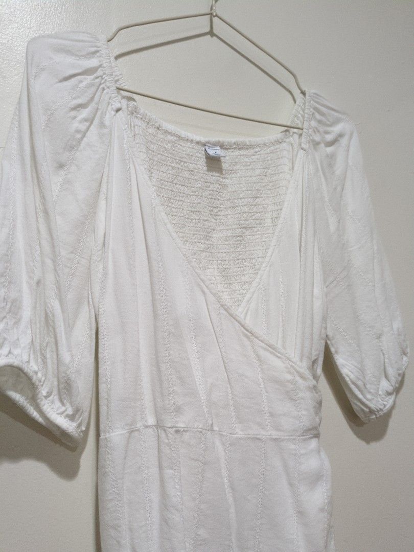 Old Navy Wrap around Smocked white top (Category: Blouses) located in Mandaluyong City. Submitted by bbcatham (Listing ID 1458438374, Image 2). Description: Old Navy. Wrap around, smocked top Mini lace details. Cotton material. No flaws. Size: Small Bust: 32-34in.