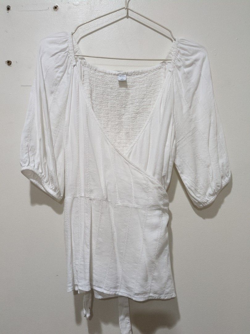 Old Navy Wrap around Smocked white top (Category: Blouses) located in Mandaluyong City. Submitted by bbcatham (Listing ID 1458438374, Image 1). Description: Old Navy. Wrap around, smocked top Mini lace details. Cotton material. No flaws. Size: Small Bust: 32-34in.