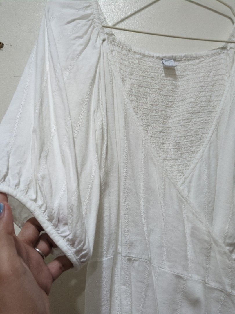 Old Navy Wrap around Smocked white top (Category: Blouses) located in Mandaluyong City. Submitted by bbcatham (Listing ID 1458438374, Image 3). Description: Old Navy. Wrap around, smocked top Mini lace details. Cotton material. No flaws. Size: Small Bust: 32-34in.