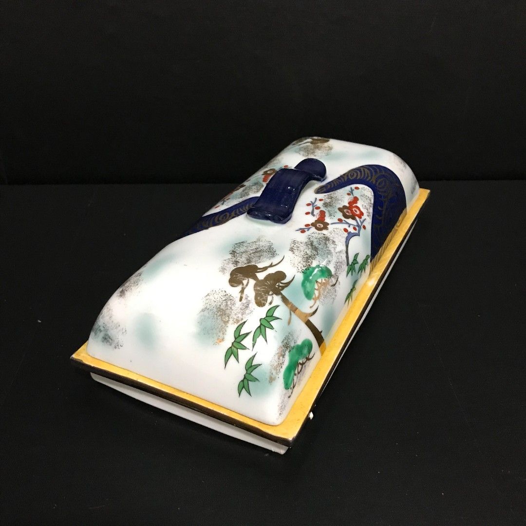 ORIENTAL RECTANGULAR SERVER WITH LID (Category: Dinnerware & Cutlery) located in Baao. Submitted by all.things.japan (Listing ID 1458324321, Image 1). Description: Oriental Serving Tray with Lid VGC, but with a little flaw on one corner Heavy 5.25 x 2.5 x 11.75 Mine: P599.00 Add Sf MOP: GCash/Maya MOD: Flash Express.