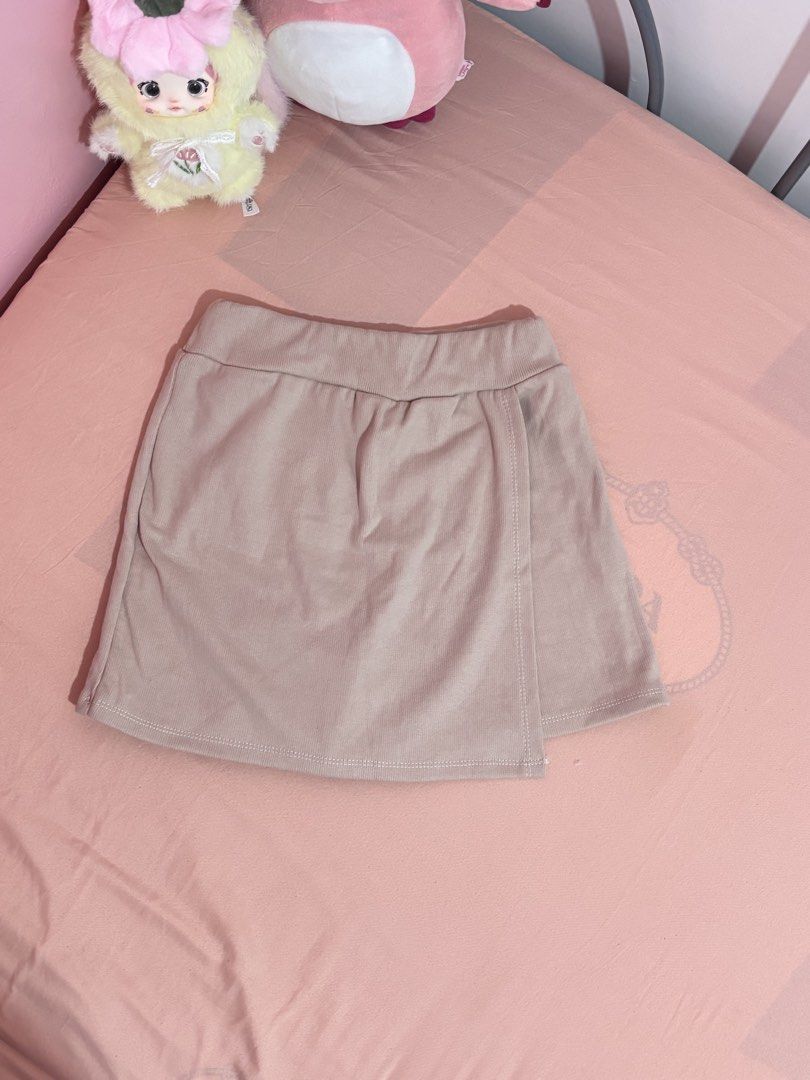 PINK SKORT SIZE 24-26 (Category: Skirts) located in Batangas. Submitted by nishiaoui_04 (Listing ID 1458433727, Image 2). Description: Condition: Good condition 📌 No visible major stains or damage 📌 Actual item is shown in the photos 📌 Garterized size 24-26 📌 Cotton Fabric 📌 Worn twice 💌 Message me for measurements or additional photos! RFS: decluttering / no longer used.
