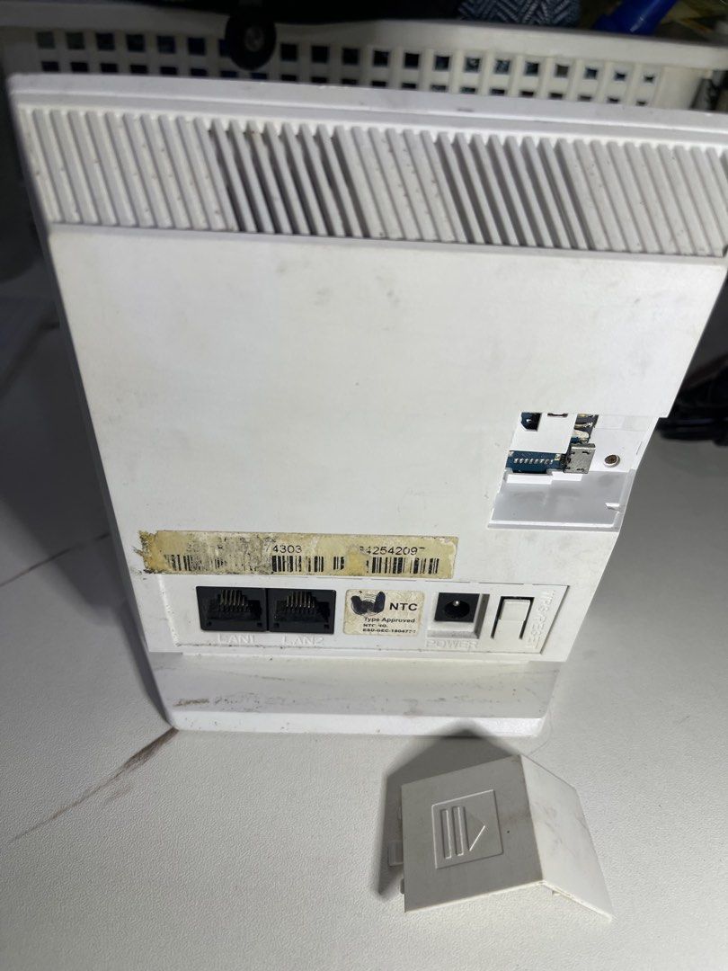 PLDT Home Smart LTE WiFi Modem OPEN LINE (Category: Networking) located in Quezon City. Submitted by wintori (Listing ID 1458375125, Image 2). Description: - PLDT Home modem OPEN LINE - Includes power adapter - Features LAN ports - Has a SIM card slot - Tested and working - Ideal for reliable home internet.