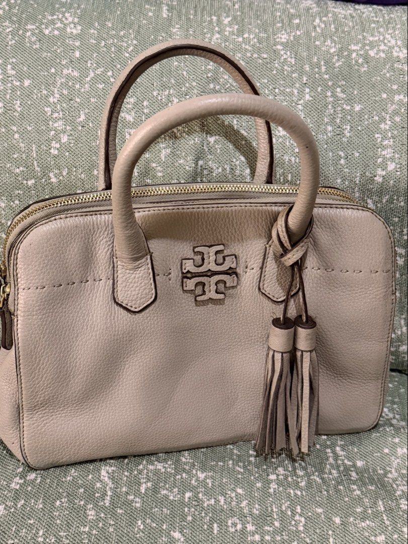 Preloved authentic Tory Burch Grey Leather Satchel Handbag (Category: Luxury Bags & Wallets) located in Binangonan. Submitted by thingsbymargs (Listing ID 1456411135, Image 1). Description: Light gray/taupe color Small tote 3 compartments No sling Signs of usage but no issues, all parts are intact Free shipping Can negotiate but not free SF Please pm for more pics and if interested RFS: decluttering, not used for a long time.
