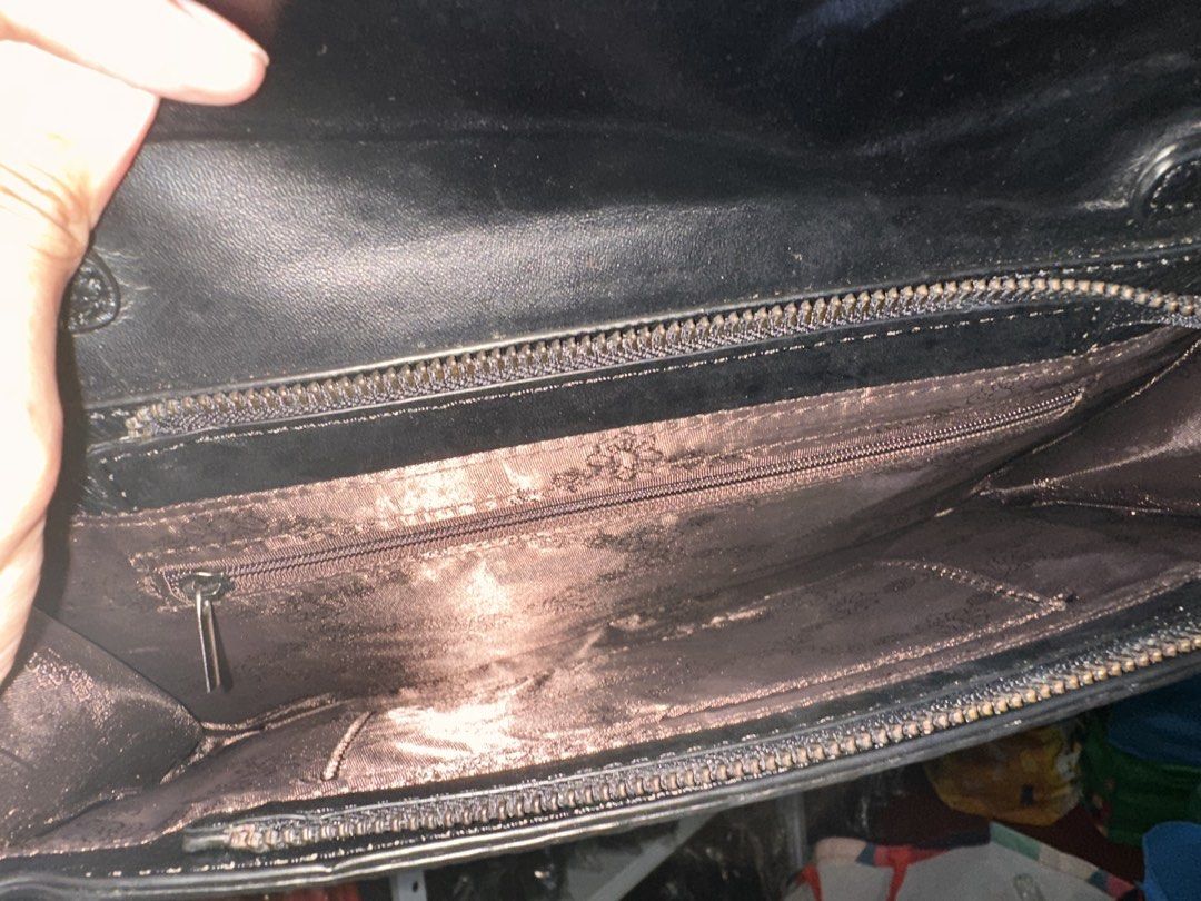 Purse (Category: Purses & Pouches) located in Butuan. Submitted by slownsteady_ (Listing ID 1458392231, Image 3). Description: Black purse that can be worn on casual days or formal occasions. .