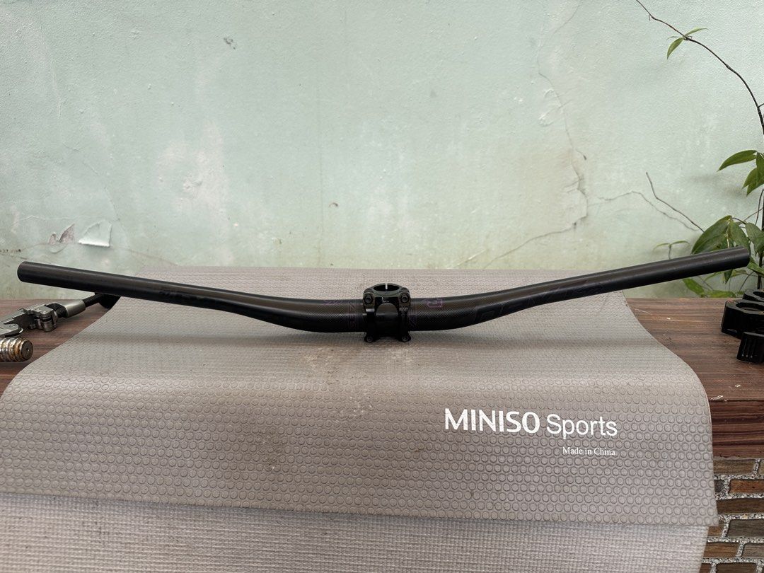 Race Face Carbon Handlebar with Stem (Category: Bicycles) located in Batangas. Submitted by arvinmiguel (Listing ID 1458422217, Image 2). Description: Raceface next carbon 35mm 750mm Raceface turbine 35mm 35mm clamping.