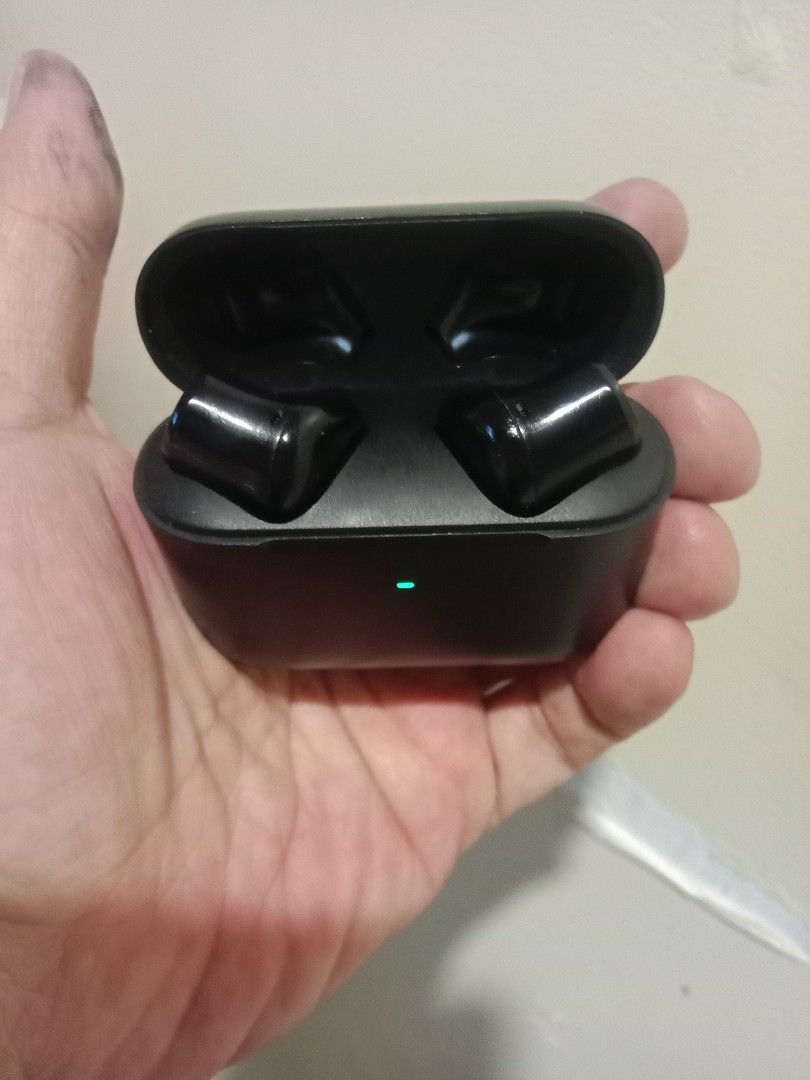 Razer Wireless Earbuds with Charging Case (Category: Earphones) located in Makati City. Submitted by speedy1990 (Listing ID 1458308932, Image 3). Description: - Authentic Razer wireless earbuds in sleek black. - Iconic green glowing Razer logo on each earbud. - Includes compact charging case with indicator light. - Perfect for immersive gaming sessions. - Ideal for everyday listening and calls..