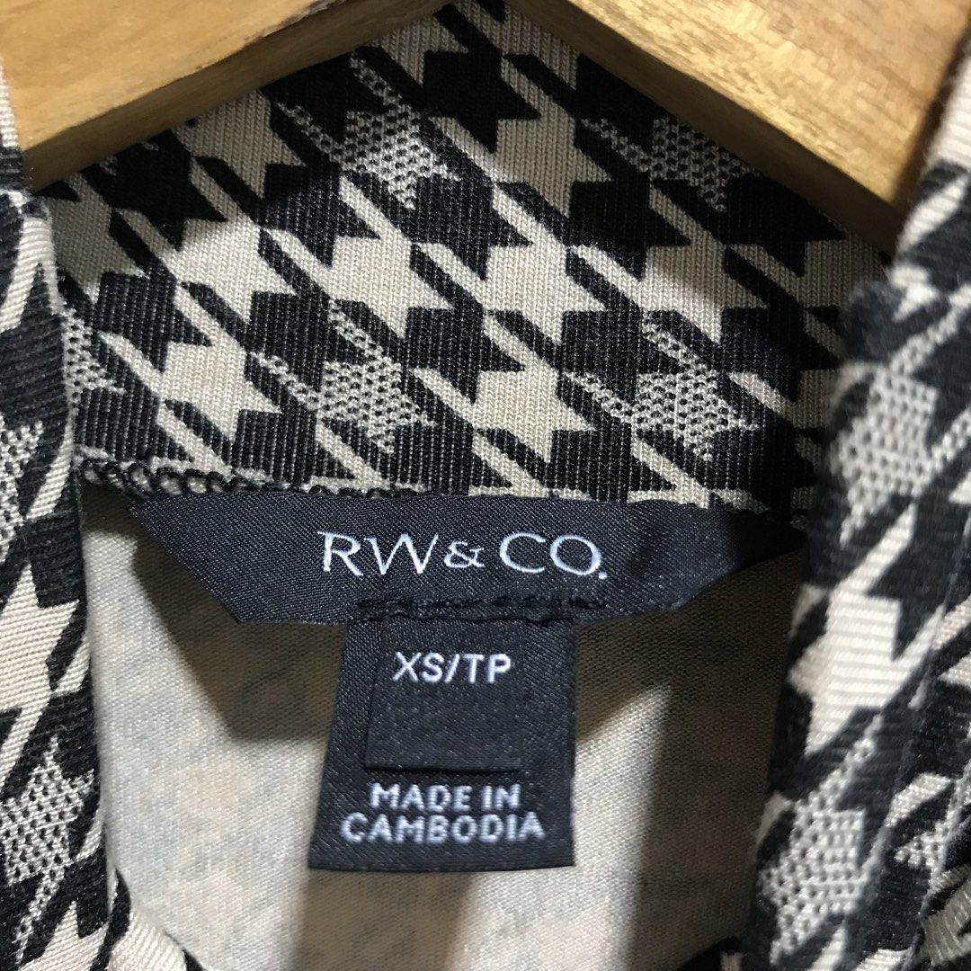 RW&CO. Houndstooth Pattern Top (Category: Blouses) located in Cavite. Submitted by tanya.valentin (Listing ID 1458368492, Image 3). Description: -17x25.