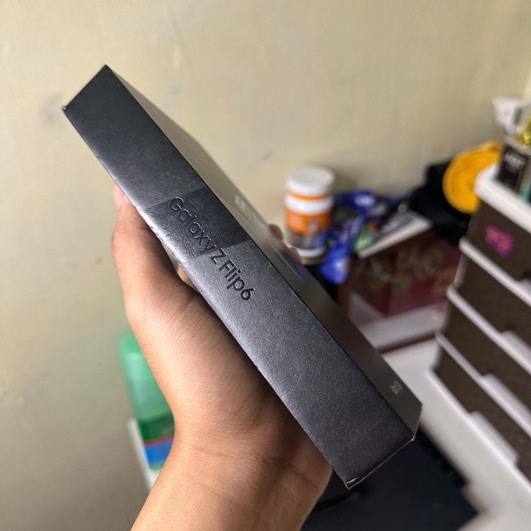 Samsung Galaxy ZFlip6 (Category: Samsung) located in Quezon City. Submitted by seii.sznn (Listing ID 1458433773, Image 3). Description: Samsung Galaxy ZFlip 6 Not used - unsealed only for checking purposes 12 GB RAM | 256 GB ROM Snapdragon 8 Gen 3 Openline.