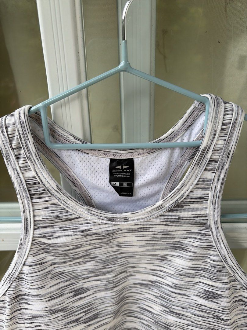 Scelido Performance Tank Top Size M (Category: Sleeveless) located in Bulacan. Submitted by aarchive (Listing ID 1458306850, Image 2). Description: - Scelido Performance grey and white marled tank top - Size: Medium (M) - Style: Racerback - Features: Mesh detailing inside - Material: Comfortable and breathable fabric - Ideal for: Workouts or casual wear.