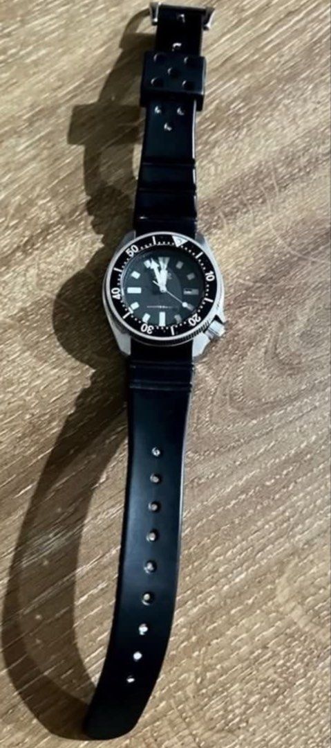 Seiko 5 automatic watch (Category: Women's Watches) located in Manila. Submitted by bornthisway22 (Listing ID 1458394220, Image 2). Description: Automatic seiko 5 divers watch In great condition .