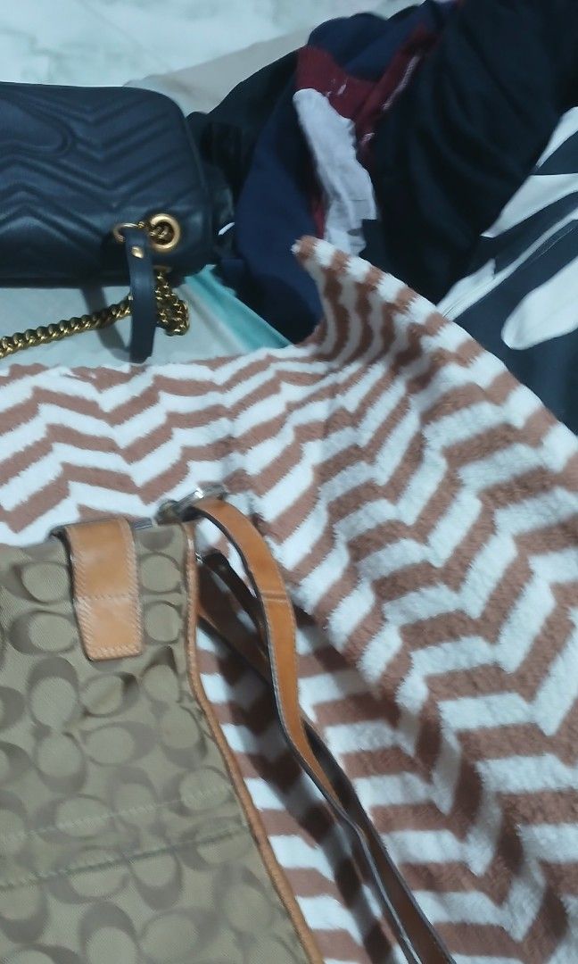 Shoulder bag (Category: Shoulder Bags) located in Manila. Submitted by gellarose_05 (Listing ID 1458378065, Image 2). Description: pm for other details..