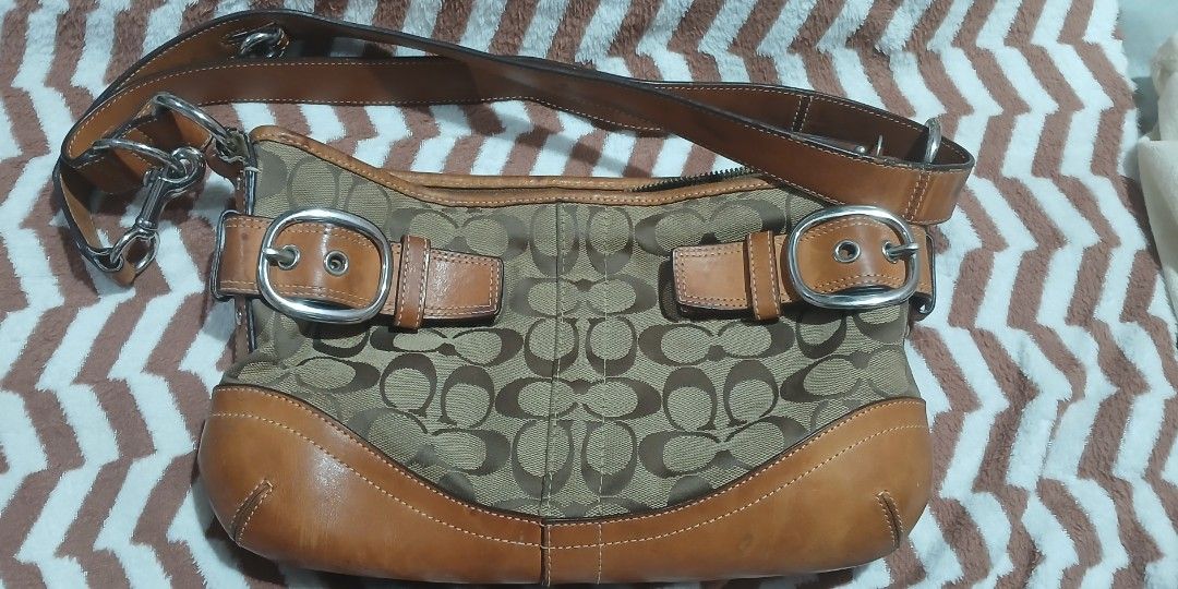 Shoulder bag (Category: Shoulder Bags) located in Manila. Submitted by gellarose_05 (Listing ID 1458378065, Image 1). Description: pm for other details..
