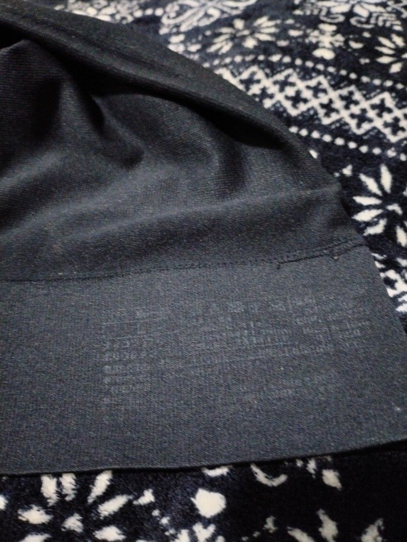 Singlet (Category: Toning & Stretching Accessories) located in Ampang. Submitted by random_wardrobe (Listing ID 1458458216, Image 3). Description: size L slimming dark blue not for fussy buyer .