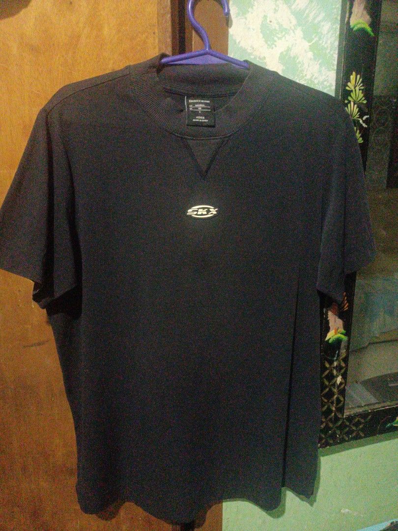 Sketchers crew neck mid logo black (Category: Tshirts & Polo Shirts ) located in Manila. Submitted by murang.pamurma (Listing ID 1452782360, Image 1). Description: Large on tag.