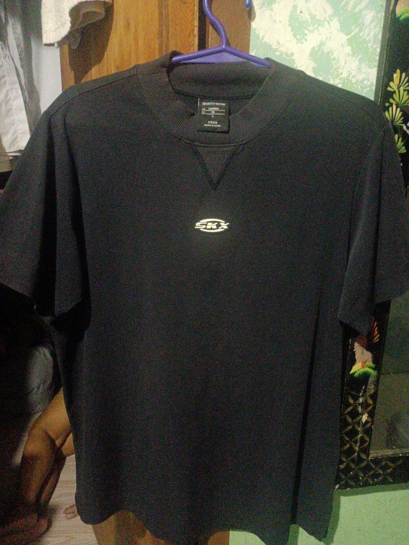 Sketchers crew neck mid logo black (Category: Tshirts & Polo Shirts ) located in Manila. Submitted by murang.pamurma (Listing ID 1452782360, Image 3). Description: Large on tag.