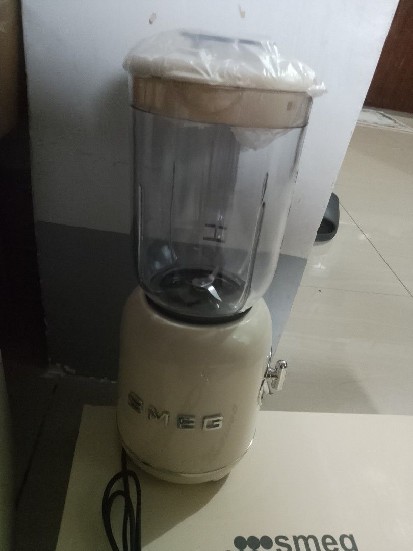 Smeg Blender (Category: Water Bottles & Tumblers) located in Taguig. Submitted by mschelsea (Listing ID 1458367583, Image 2). Description: pre order full payment required from SG.