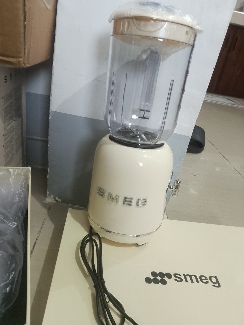 Smeg Blender (Category: Water Bottles & Tumblers) located in Taguig. Submitted by mschelsea (Listing ID 1458367583, Image 1). Description: pre order full payment required from SG.