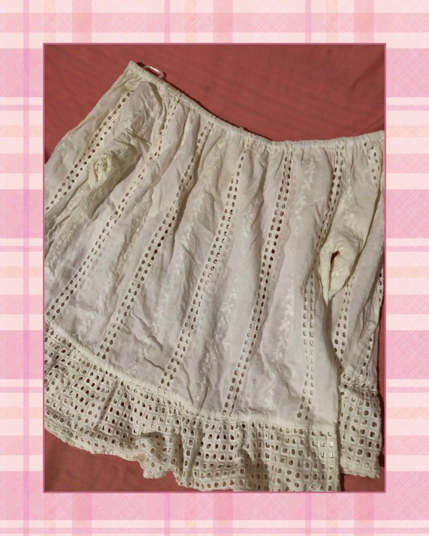 Solitaire White Off-Shoulder Top (Category: Blouses) located in Paranaque City. Submitted by 2nd.chance_ph (Listing ID 1458416231, Image 3). Description: ˚₊۶ৎ˙⋆ Solitaire white top ✂ ₱rice: ₱60+SF ❝ It's sorta like an off shoulder. ❞ ⋆˚𖥔 ݁ ˖𓂃.☘︎ ݁˖ Size: M (DM for exact measurements) 𐔌՞. .՞𐦯 ᢉ𐭩.ᐟ Noted issues: - Signs of usage DM to order ˚꩜ .ᐟ.