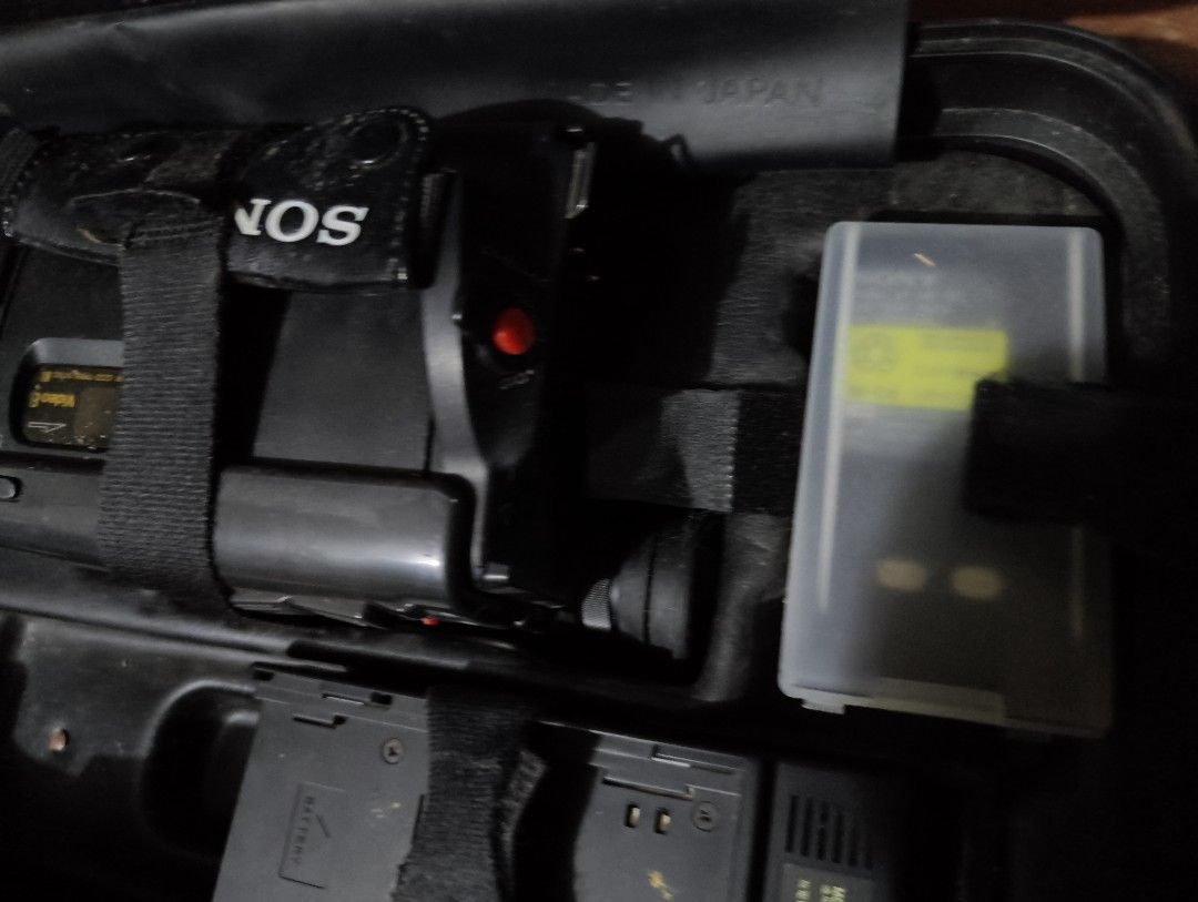 Sony Handycam Camcorder with Case and Accessories (Category: Video Cameras) located in Bauang. Submitted by jerwinpere15921 (Listing ID 1458464869, Image 3). Description: - Original Sony Handycam case - Includes camcorder, battery, and charger - Case has minor scuffs from storage - Ideal for retro video enthusiasts untested 110v .