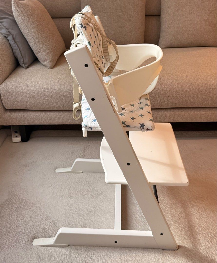 Stokke Tripp Trapp High Chair with Full Set - Baby Set, Tray, Harness, Cushion （分類：兒童傢具 - 桌子及椅子）位於 Hong Kong。 由 missy227 提交（商品編號 1458394658，圖片 2）。簡介： White Stokke Tripp Trapp high chair. There are stuff marks as pictured Includes the baby set, tray (not in photo) that clips on and harness (seat belt) - all original Stokke parts. Also comes star-patterned cushion set for the seat and backrest.。