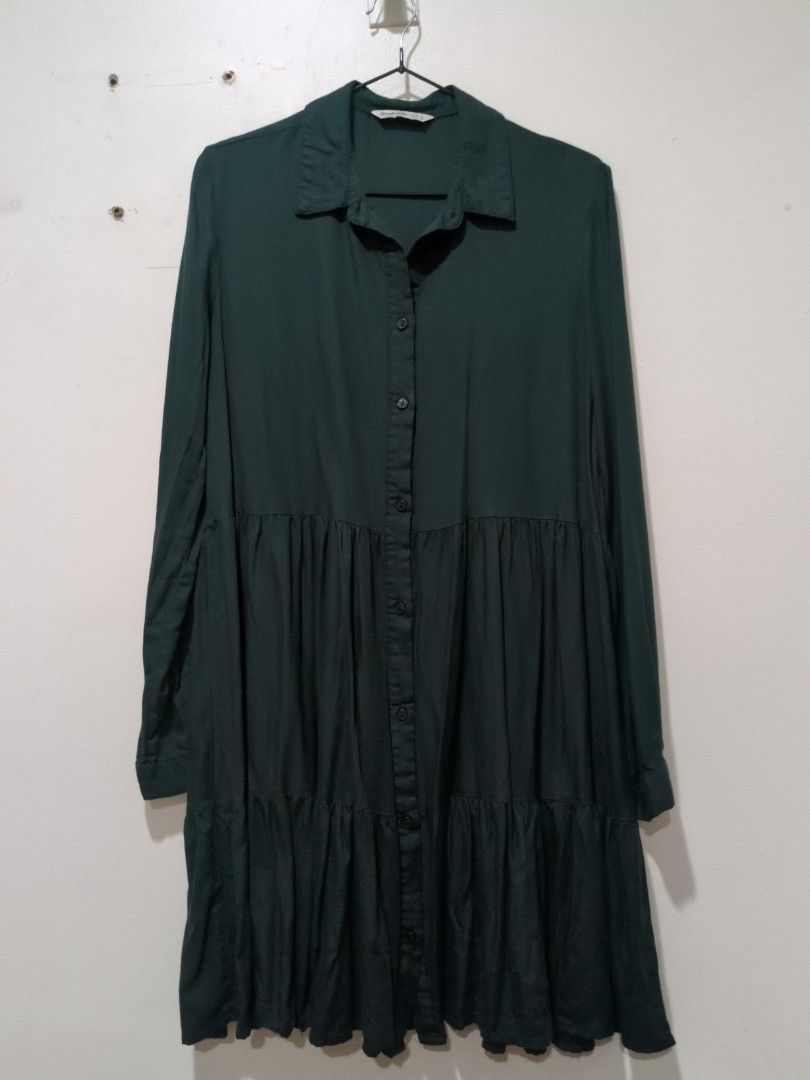 Stradivarius Dress (Category: Dresses) located in Mandaluyong City. Submitted by bbcatham (Listing ID 1458431590, Image 1). Description: Stradivarius Green Dress. Super HQ. No flaws. Size: Medium Bust: 34-36in Length: 34in Condition: 10/10.