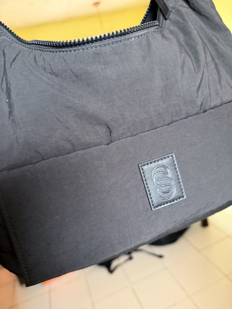 Straightforward Sapporo Sling Onyx Black (Category: Cross-body Bags) located in Batangas. Submitted by intyl_preloved.bags (Listing ID 1458340178, Image 3). Description: - Boundless Basics Sapporo Sling in Onyx Black - Unisex design - Original Price: PHP 1,750 - Features a comfortable padded strap - Multiple pockets for excellent organization - Ideal for everyday carry.