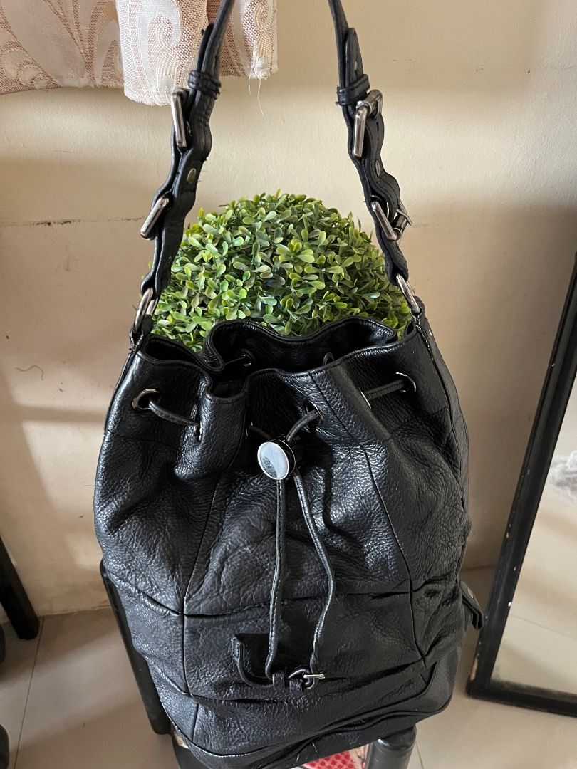 string tote bag (Category: Luxury Bags & Wallets) located in Caloocan City. Submitted by cassandra27.85 (Listing ID 1458339360, Image 2). Description: Kenneth Cole string tote bag Genuine leather medium size, bucket type.