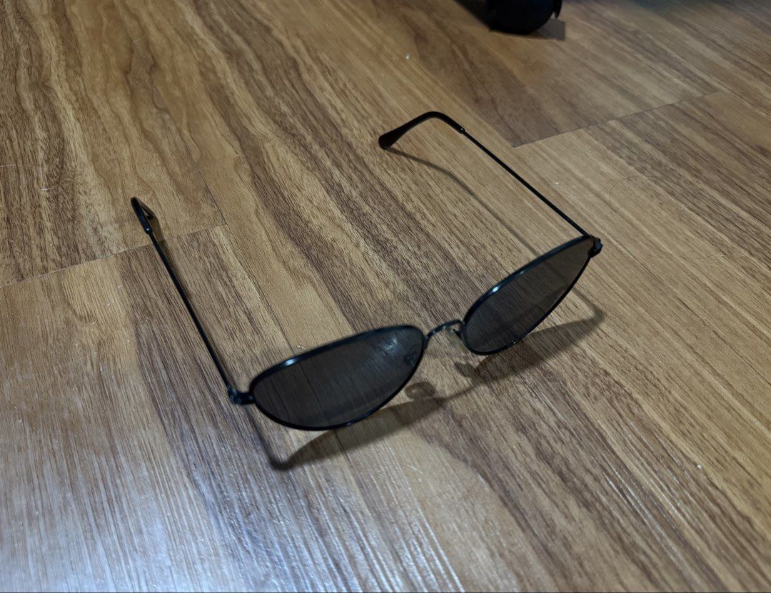 Sunglasses (Category: Sunglasses & Eyewear) located in San Juan City. Submitted by tpwk_harry (Listing ID 1458469562, Image 3). Description: Naka stock lang po sa bahay In good condition but please manage your expectations I can give for free if you buy something from my shop that is worth 200 or above.