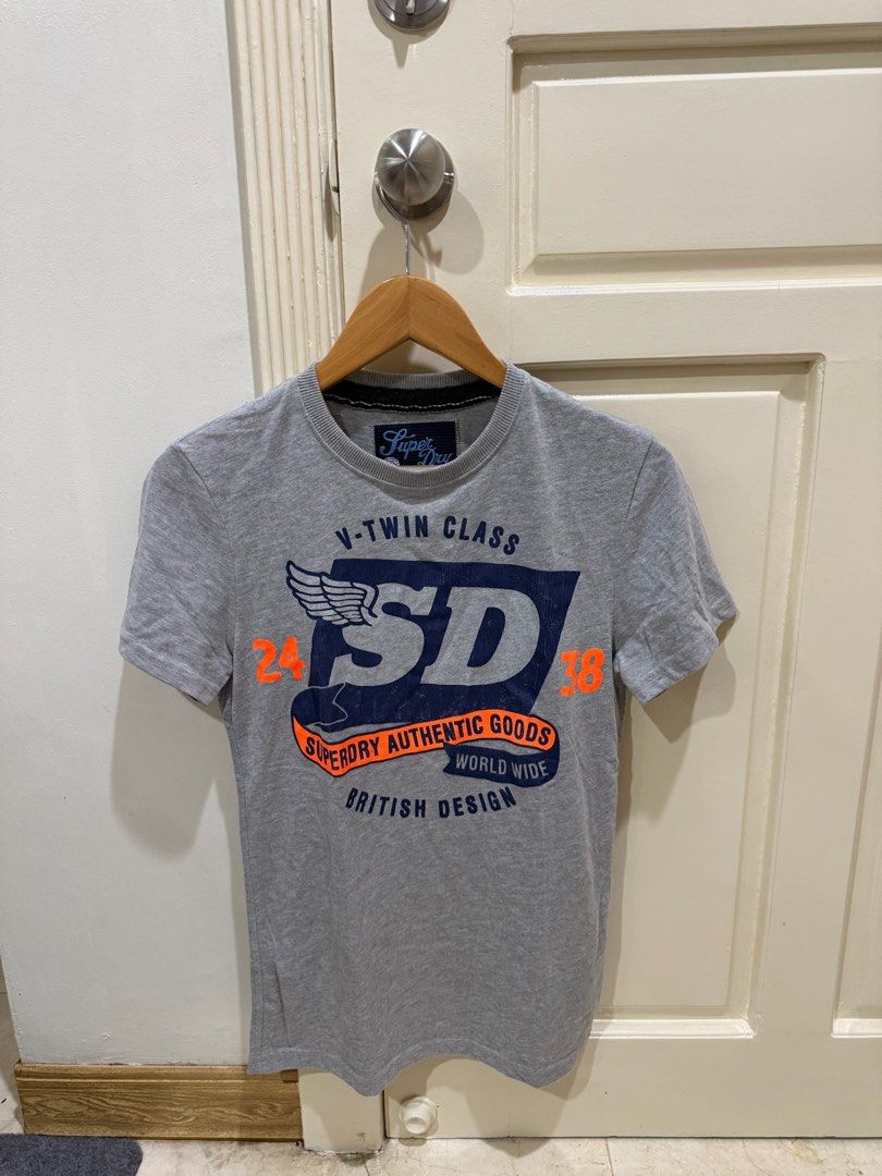 Superdry Men’s T-Shirt (Category: Tshirts & Polo Shirts ) located in Quezon City. Submitted by curated.closet.co (Listing ID 1458450990, Image 1). Description: Superdry Men’s T-Shirt ✓ Superdry V-Twin Class SD British Design T-Shirt ✓ Size S ✓ Good Condition Note: All of these items are 100% Original / Authentic, moneyback guarantee if proven fake 💰 Price: ₱1,200 📩 DM for inquiries / orders.