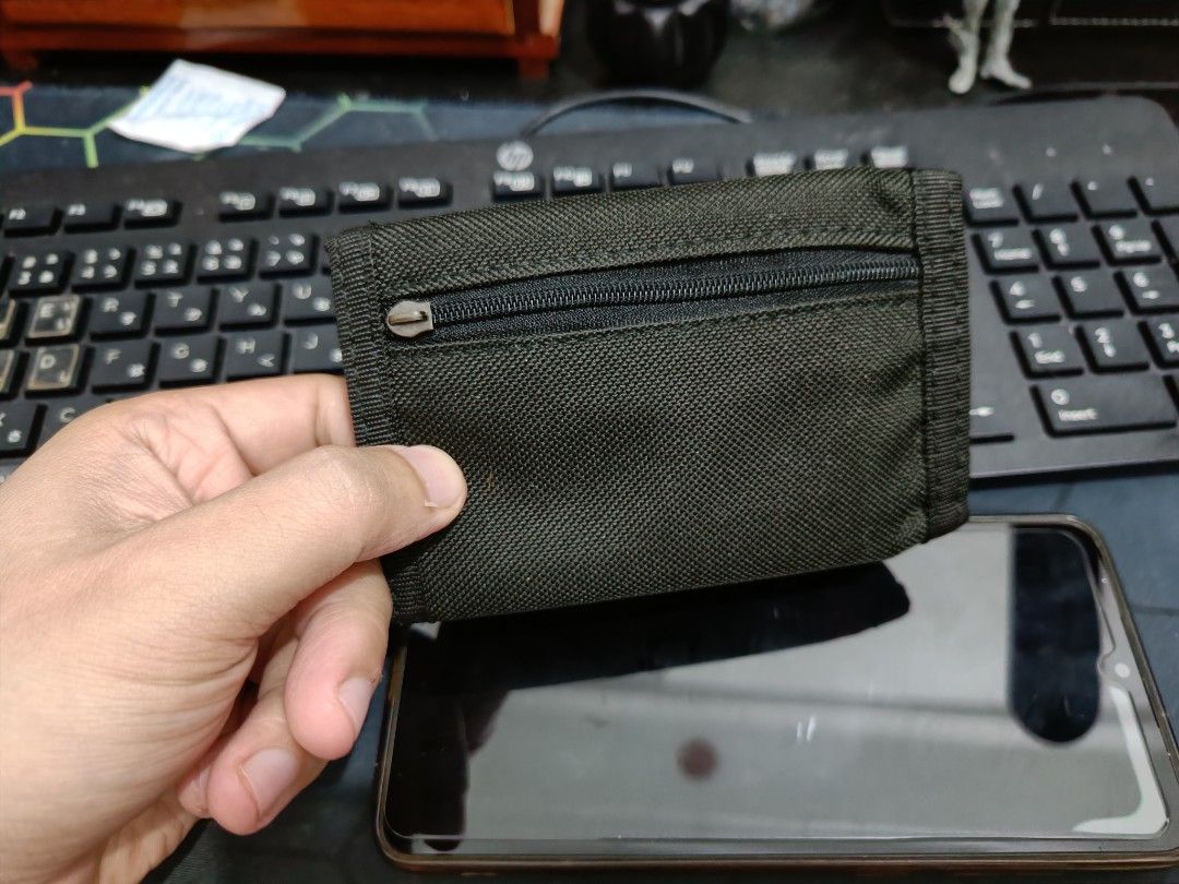 Supreme wallet (Category: Wallets & Card Holders) located in Taguig. Submitted by ashicollection (Listing ID 1458355779, Image 2). Description: Please read! For sure buyer only! NO COD/COP No reservation The items will be sold to the first payer w/o prior notice. Verbal reservations are not acceptable. Note: All items are vintage. Please manage your expectations accordingly. G cash payment. Shipping via Lalamove Metro Manila. For province: J and 