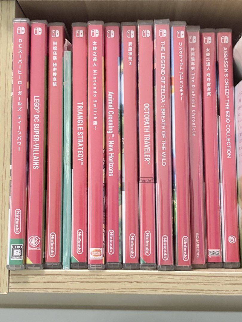 Switch Game （分類：Nintendo 任天堂）位於 Hong Kong。 由 panaaaaa 提交（商品編號 1458373321，圖片 1）。簡介： 全新 八方旅人/歧路旅人1 $250 神領編年史 $180 薩爾達 $250 二手 刺客教條 $150 DC villans $80 DC Super Hero Girls $100 異度神劍3 $160 動物森友會 $200 三角戰略 $160 太鼓達人 $200 連原裝鼓$350 太鼓達人 咚咚雷音祭 $200 搭檔任務 秘密搜尋組 連特典 $280 hold 健身大冒險 連環 $180 原裝太鼓冇影到有盒 但個鼓用到有啲殘 影漏健身環 有盒只用過一次 有興趣再影俾你睇🙏🙏。