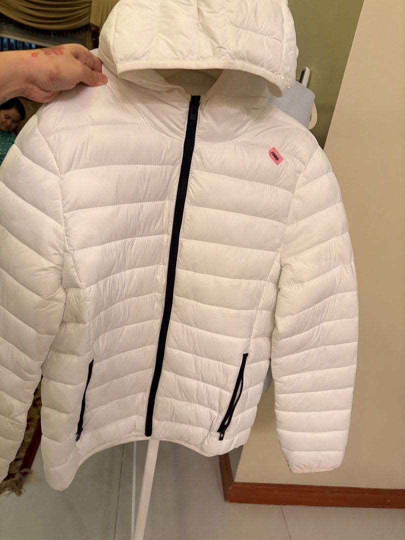 Terranova White Hooded Puffer Jacket Size M (Category: Coats, Jackets and Outerwear) located in Paranaque City. Submitted by aihp20 (Listing ID 1458427504, Image 1). Description: - White puffer jacket from Terranova - Hooded design with a black zipper - Two zippered pockets on the front - Size: Medium (M).