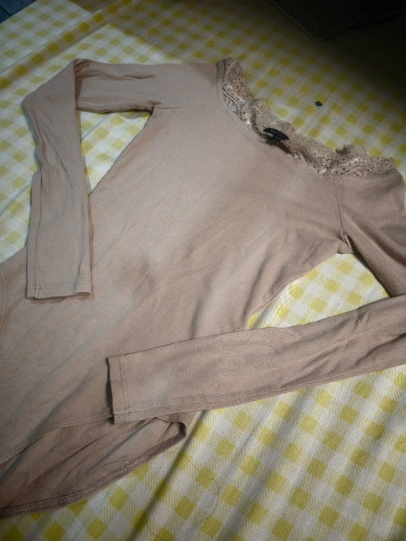 Topshop Knitted Long Sleeves Bodysuit (Category: Blouses) located in Manila. Submitted by letthingsgo_ (Listing ID 1458325639, Image 3). Description: Cool Old Rose in color. Xs to Small.